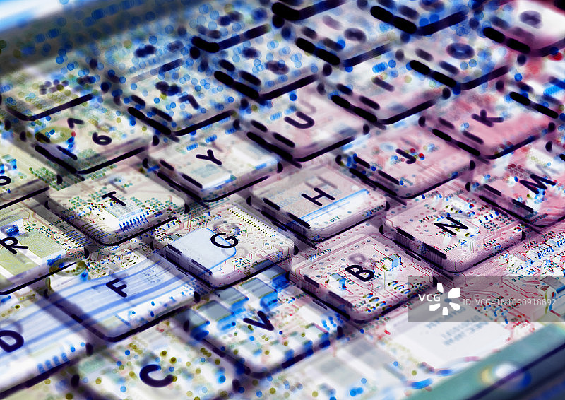 笔记本电脑键盘和下方电路板的多重曝光图片素材