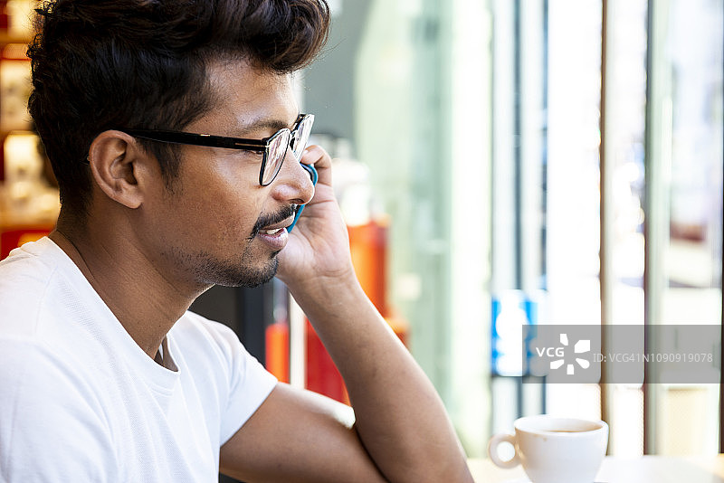 男人在咖啡馆使用智能手机图片素材