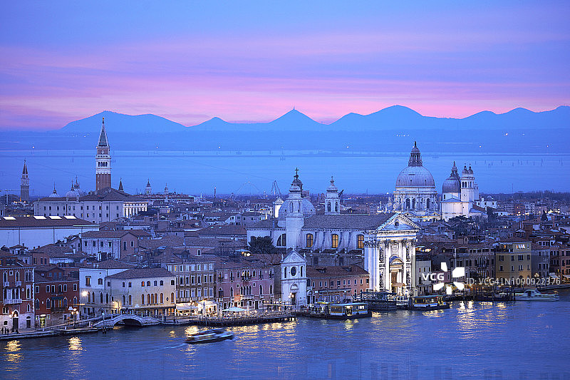 意大利威尼斯朱代卡运河夜景图片素材
