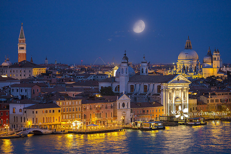意大利威尼托威尼斯朱代卡运河滨水区的夜景图片素材