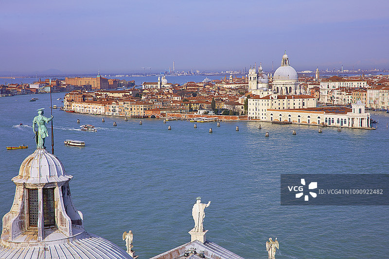 从圣乔治马焦雷教堂塔楼俯瞰威尼斯吉udecca运河城市景观，意大利威尼托图片素材