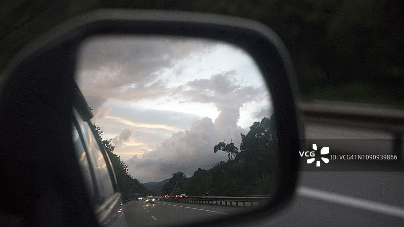 透过车窗看到的侧视镜倒影图片素材