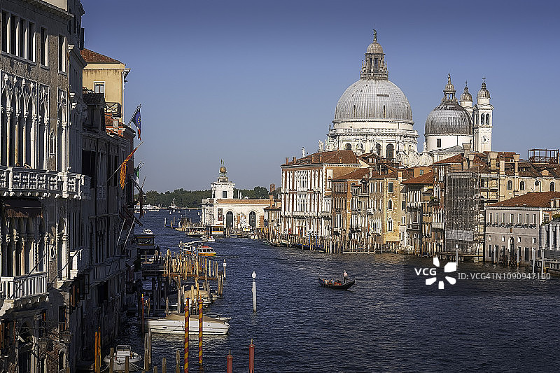 日落时分从威尼斯大运河学院桥看到的景色图片素材