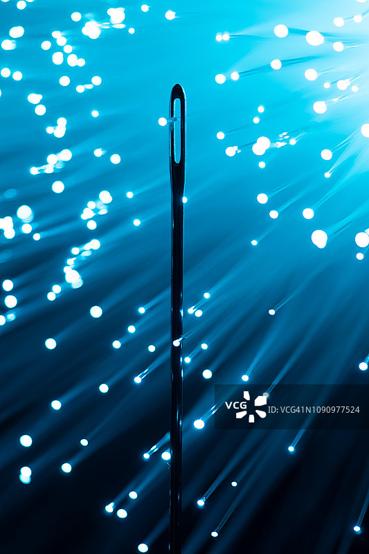 穿过针眼的光纤图片素材