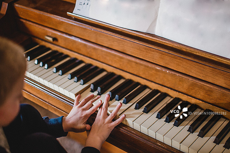男孩弹钢琴图片素材