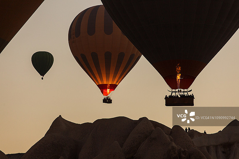 卡帕多奇亚山谷热气球飞行图片素材