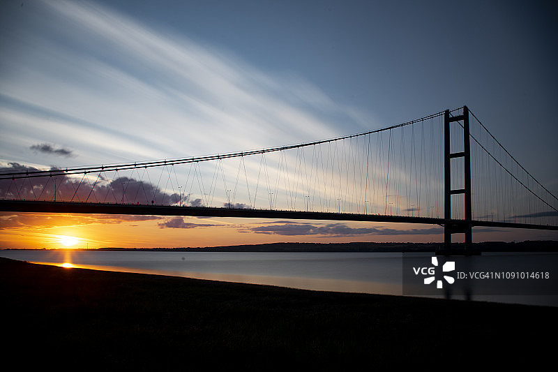 日落时分的亨伯桥，约克郡东区图片素材