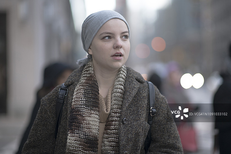 探索城市的患癌妇女图片素材