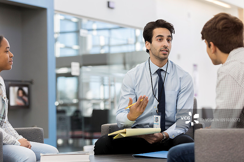 与学生见面的男高中老师图片素材