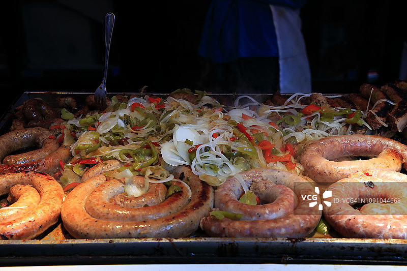 烤架上的意大利香肠图片素材