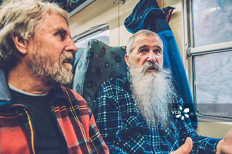 老朋友们冬天乘火车旅行图片素材