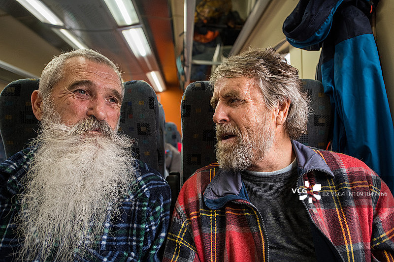 在欧洲乘坐火车的留着胡子的年长的男人们图片素材