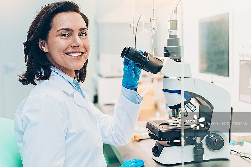 微笑的实验室技术员图片素材