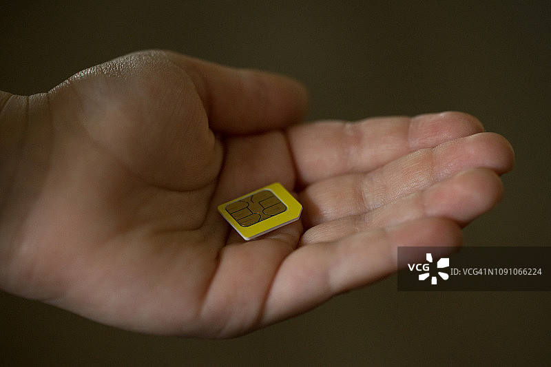 手上的一个纳米SIM卡图片素材