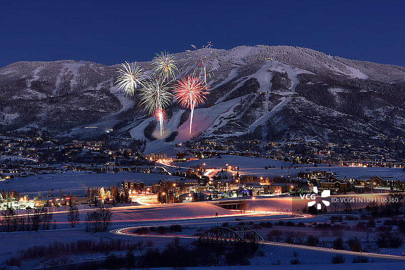 蒸汽船温泉滑雪胜地上空的烟花图片素材