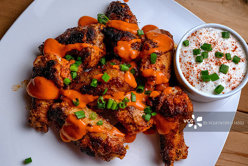 一盘水牛鸡翅配农场调味酱图片素材