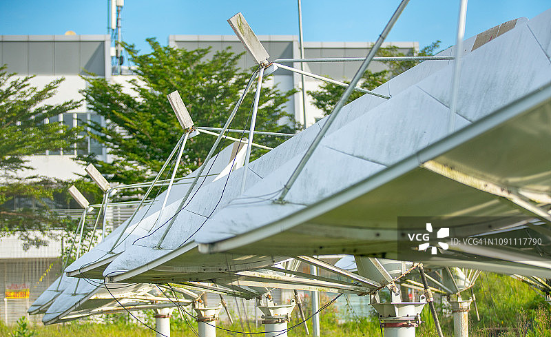 卫星天线阵列，背景是建筑物图片素材