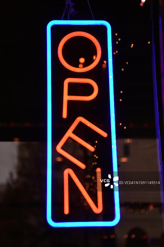 美国德克萨斯州休斯顿市中心开启的霓虹灯标志图片素材