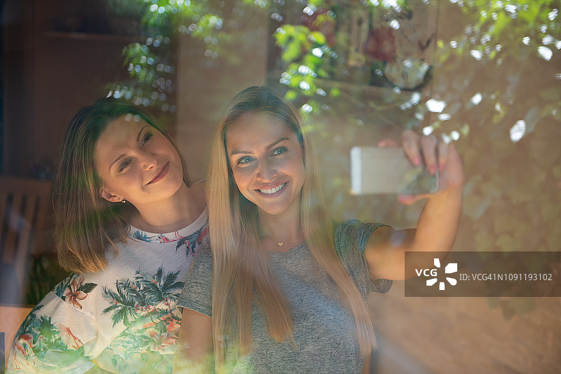 在室内捕捉友谊瞬间的女性图片素材