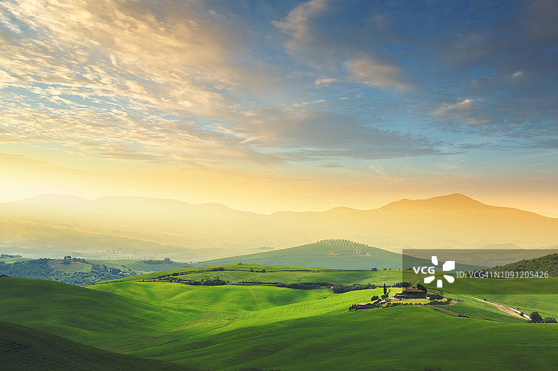 日出时分，意大利托斯卡纳的绿色山丘图片素材