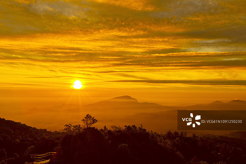 森林山脉日出图片素材