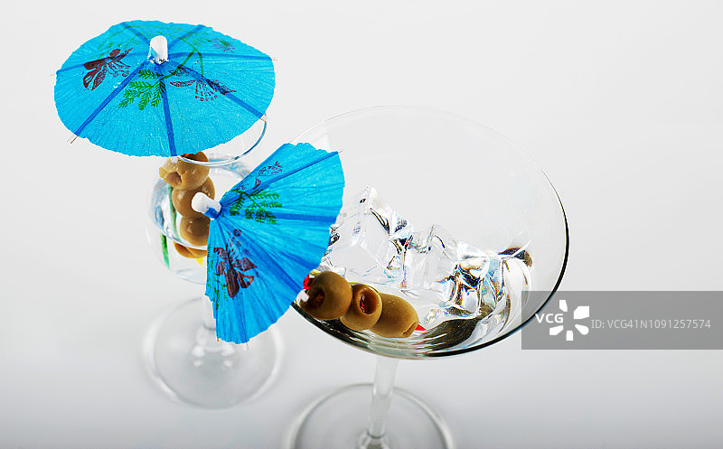 白色背景玻璃杯中的杜松子酒和味美思，配橄榄的经典鸡尾酒图片素材