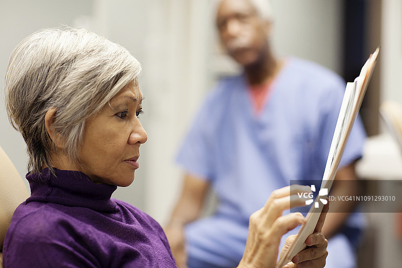 医生在医院阅读医疗报告图片素材