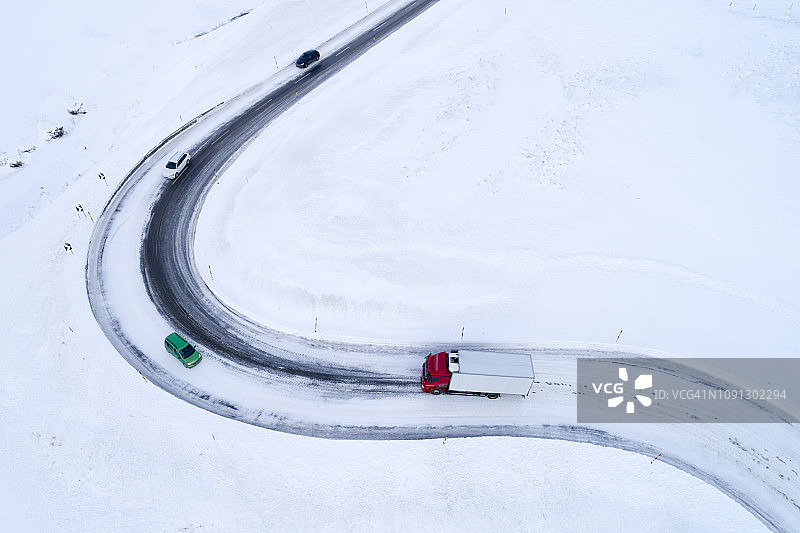 瑞士阿尔卑斯山尤利耶山口冬季盘山公路汽车航拍图片素材