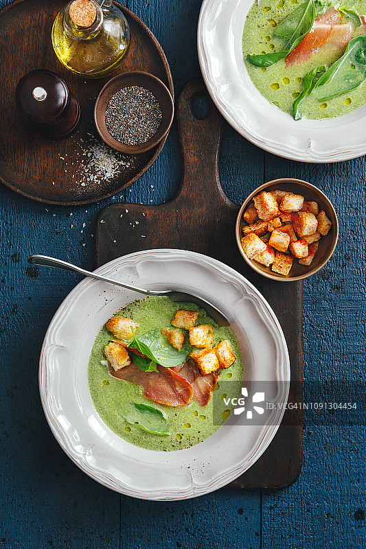 奶油西兰花菠菜汤配火腿图片素材