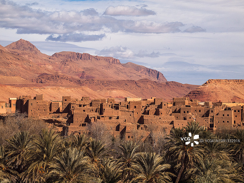 从廷吉尔附近村庄的棕榈树林看废弃的土坯房图片素材