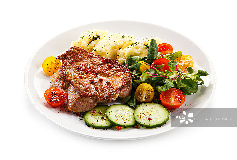 搭配肉泥和蔬菜的烤牛排图片素材