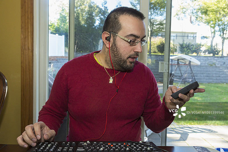 有视觉障碍的男人正在听手机图片素材