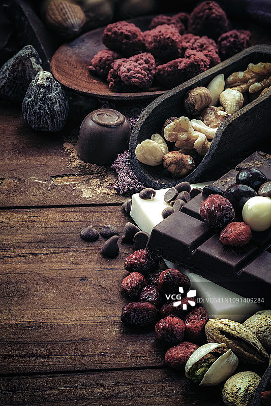 老式什锦巧克力、坚果和干果图片素材