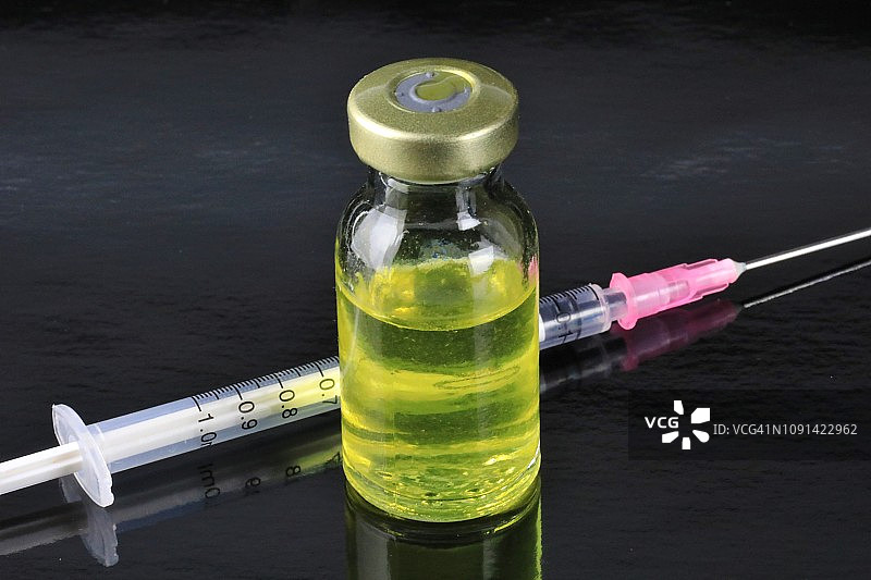 疫苗瓶和皮下注射器图片素材