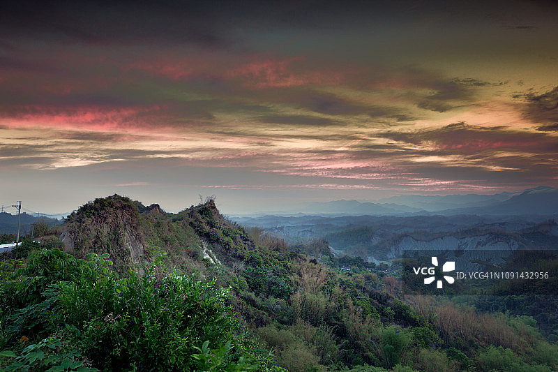 火红黎明时分的葱郁山谷图片素材