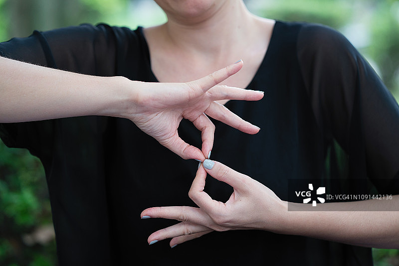 年轻女子展示标牌图片素材