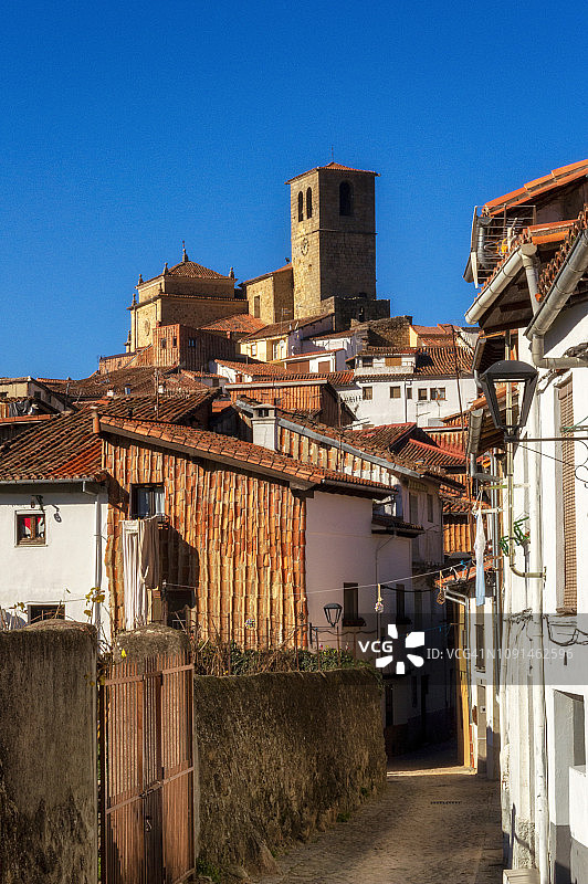 西班牙埃斯特雷马杜拉卡塞雷斯，埃尔瓦斯的犹太区，背景是圣玛丽亚教堂图片素材