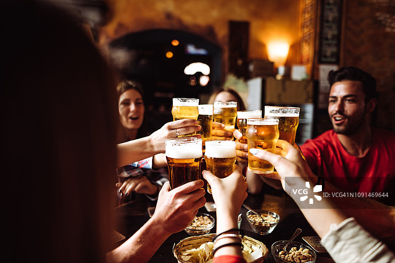 人们在酒吧里聊天碰杯图片素材