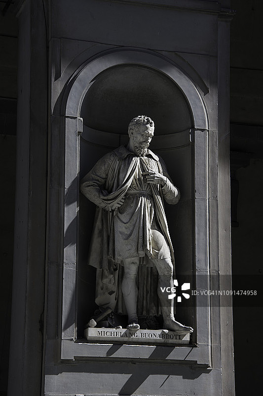 雕塑家米开朗琪罗·博纳罗蒂雕像图片素材