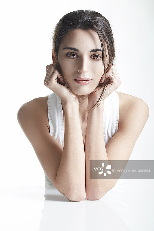 面容干净的漂亮黑发女人肖像5图片素材