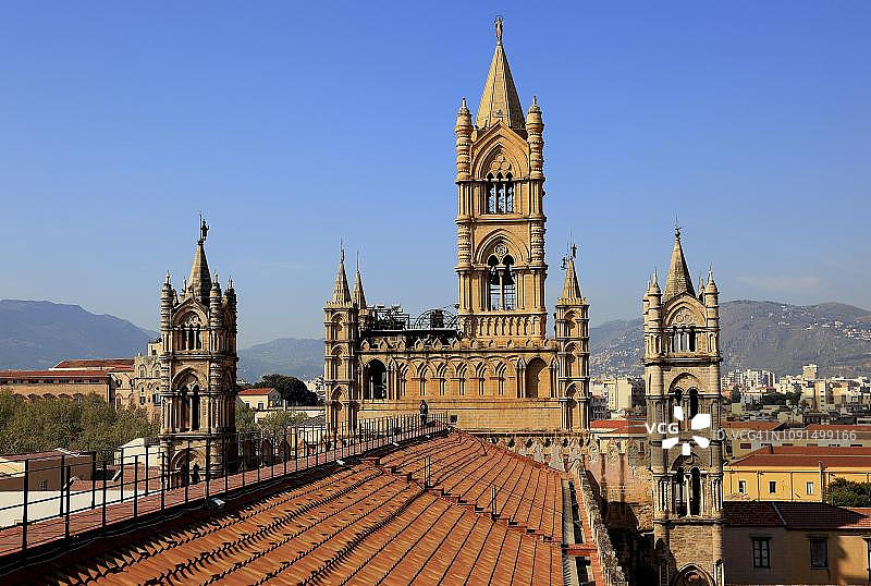 意大利西西里巴勒莫，至圣圣母升天主教座堂的屋顶图片素材