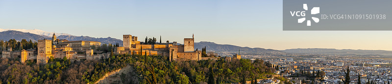 西班牙格拉纳达阿罕布拉宫夜景图片素材