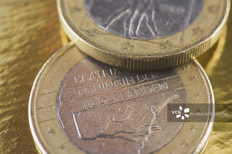 欧元硬币背面，金色背景图片素材