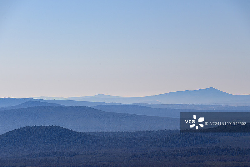俄勒冈州蓝色山脉的宁静景色图片素材