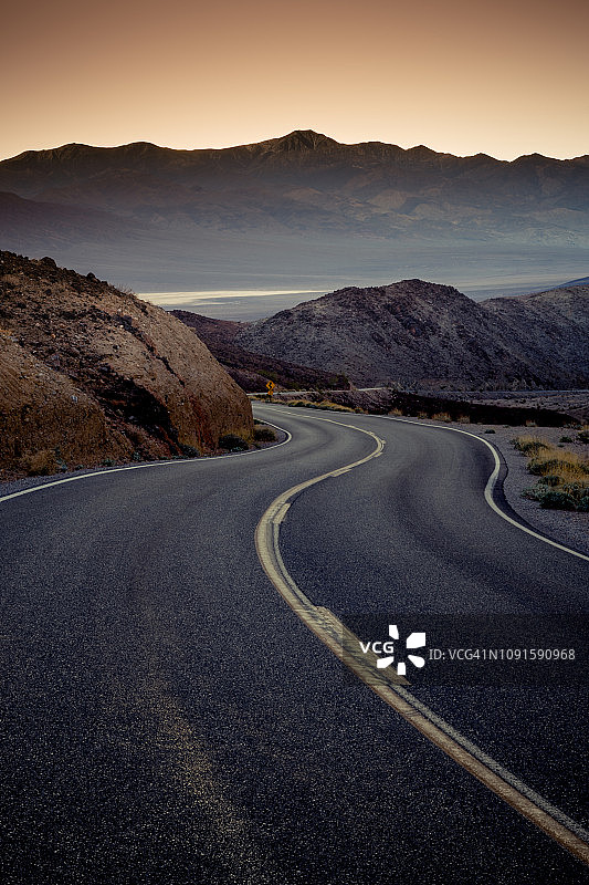 日出时通往死亡谷国家公园的公路图片素材