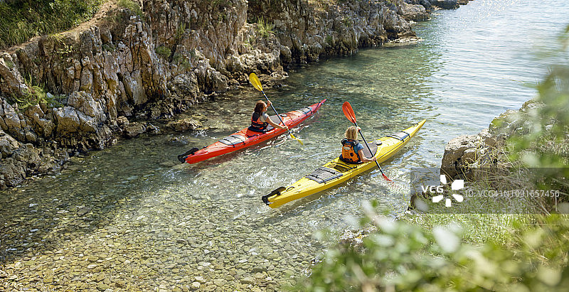 皮划艇爱好者在海上共同划桨图片素材