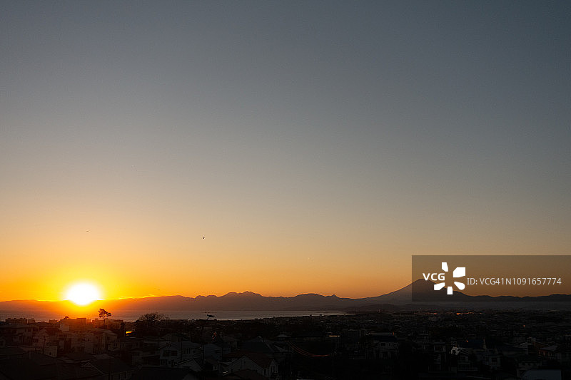 日本伊豆半岛和相模湾的傍晚阳光图片素材