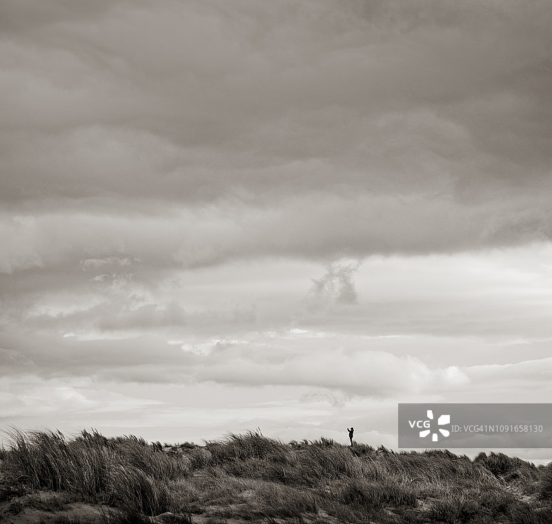 在沙丘上拍照的行人图片素材