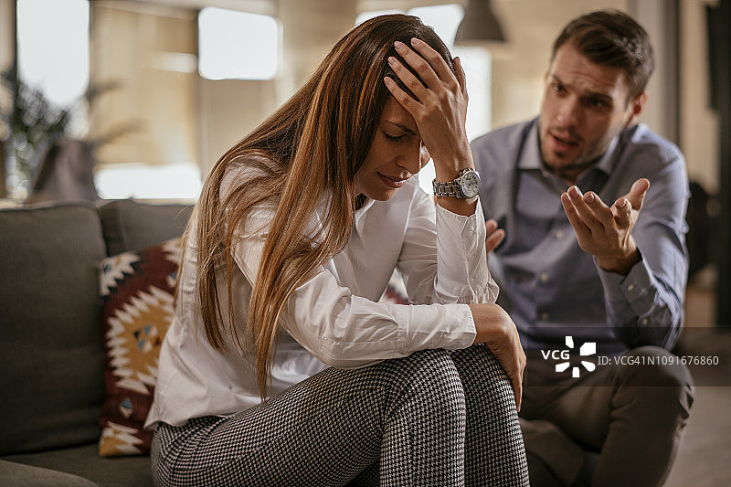 不快乐的年轻情侣图片素材