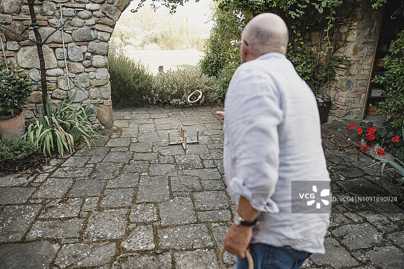 假日里玩套圈游戏图片素材